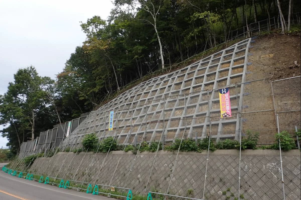 施工前の土が露出した法面